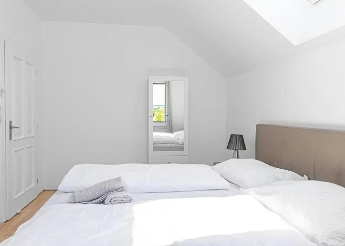 Comfortable In A Beautiful House Gd *